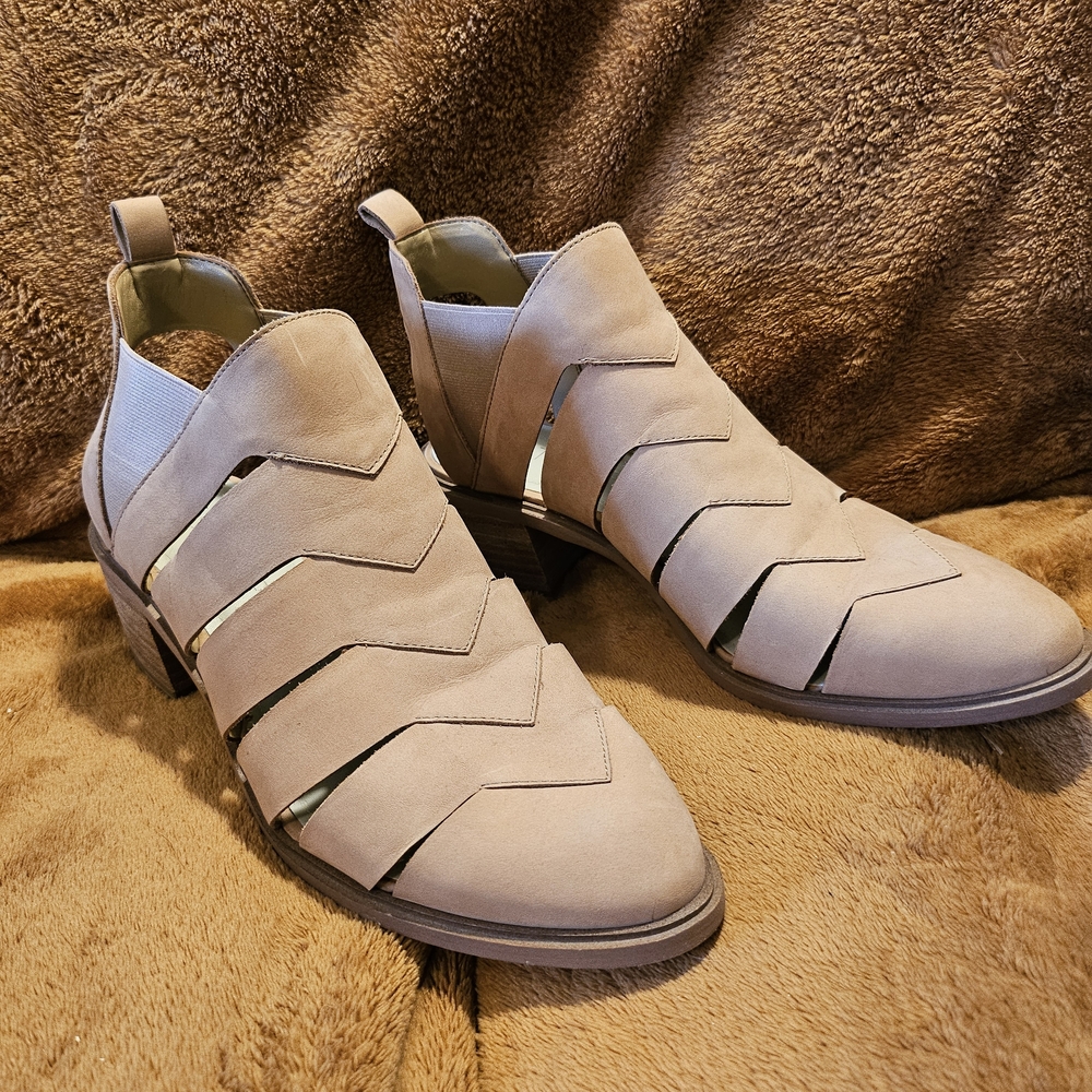 1. State Amilee Women's Ankle Booties.